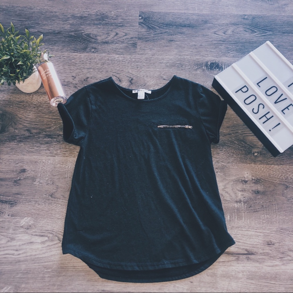 Zipper pocket Tee!